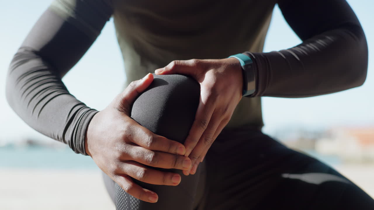 Fitness, dolor de rodilla y manos de corredor al aire libre