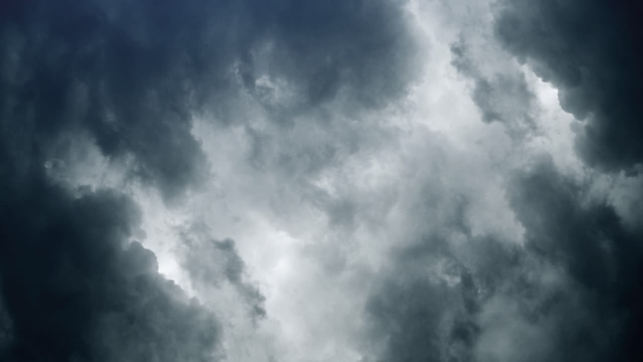 nubes de tormenta de 4k en la noche con relámpagos