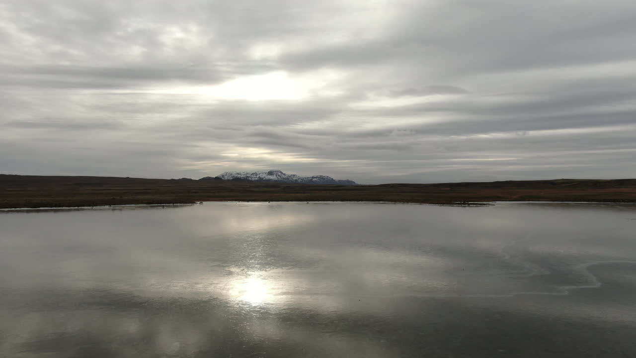 toma un dron sobre un lago congelado en islandia