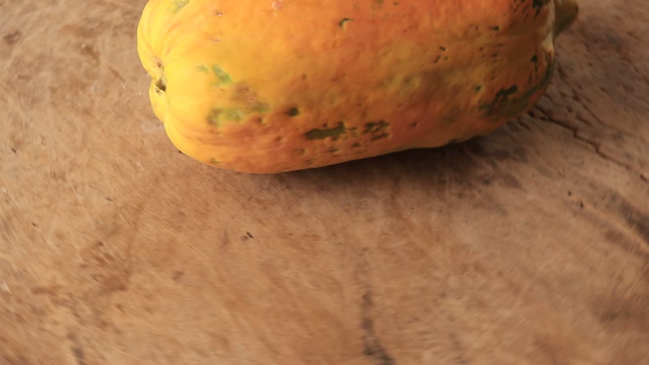 fruta de papaya fresca aislada sobre fondo de madera