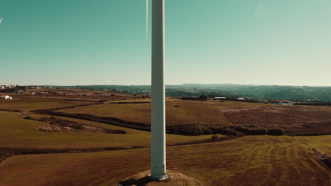 tiro de gran altura de una gran turbina eólica con un impresionante paisaje verde, ericeira, portugal