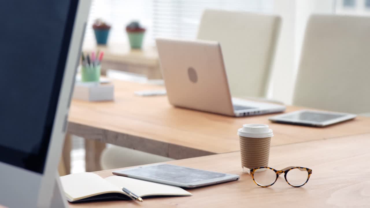 안경, 일회용 커피 컵, 노트북, 컴퓨터 및 디지털 태블릿 책상