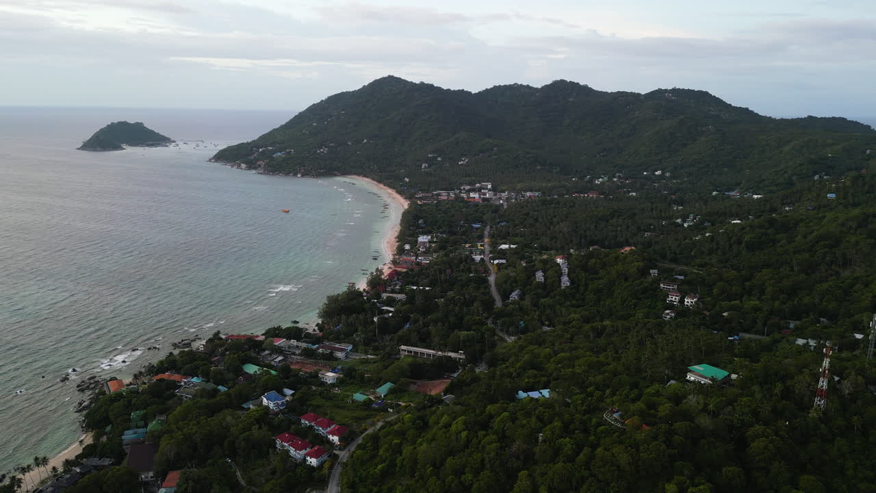 vista aérea del famoso lugar turístico llamado shark bay en koh tao, tailandia. destinos de vacaciones de viaje para mochileros y nómadas digitales, ciudad turística de playa.