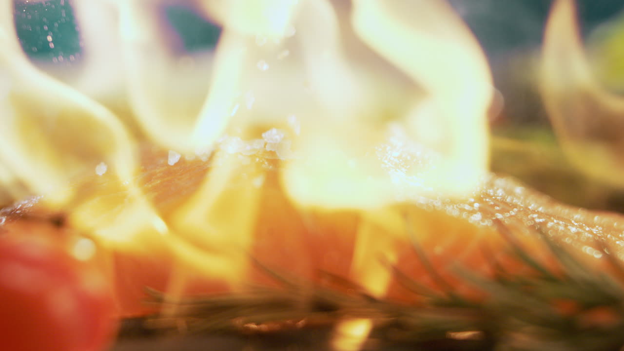 허브와 향신료로 연어를 향신료