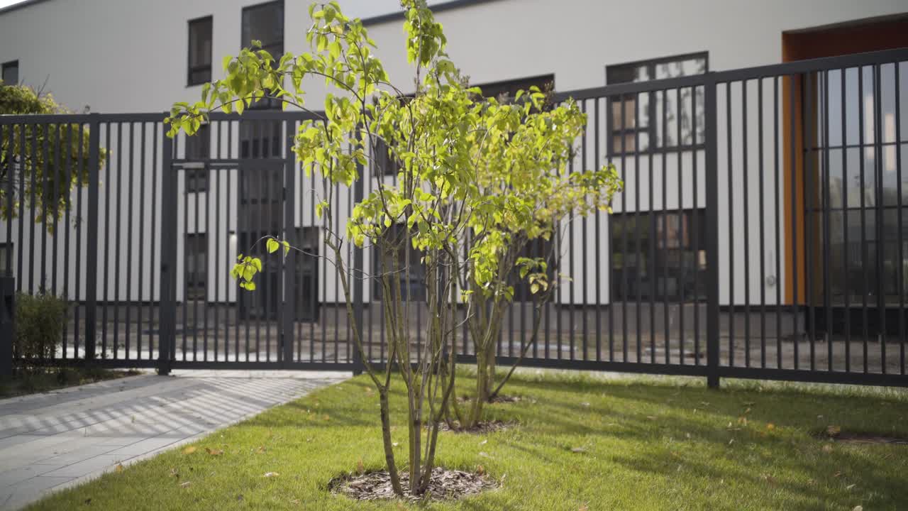 Edificio residenziale moderno con giardino