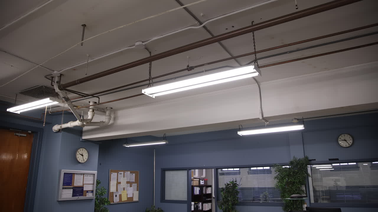 la comisaría de policía se inclina hacia abajo para revelar el tiroteo.