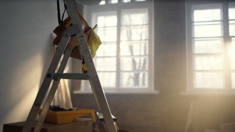 baugeräte in der neuen wohnung. ausrüstung für hausreparaturen im innenraum.