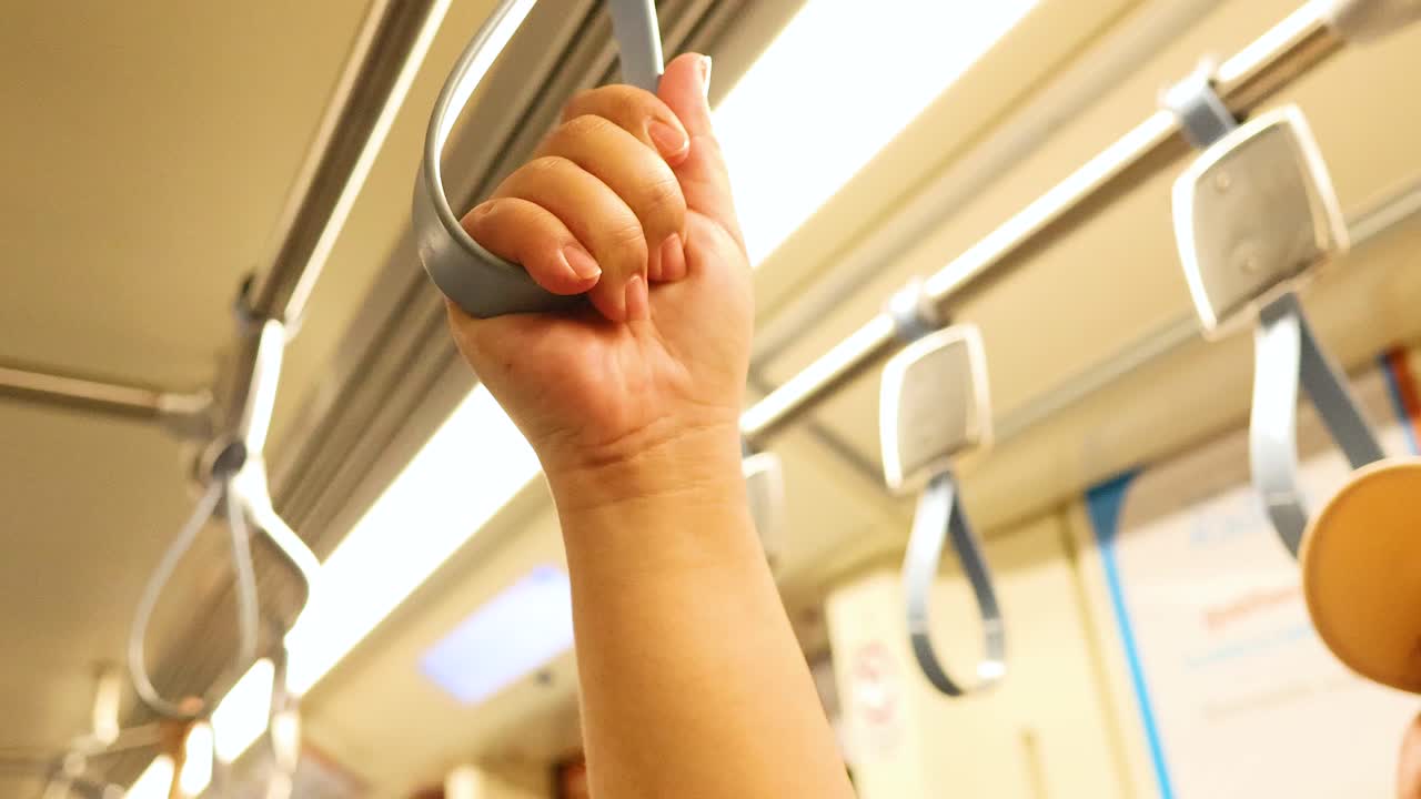 방 의 지하철 손잡이 를 잡고 있는 손