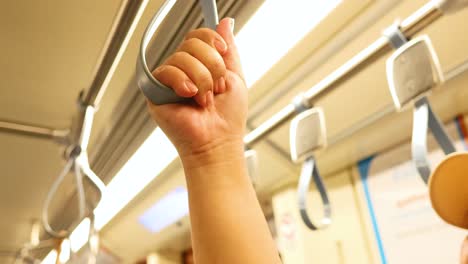 방 의 지하철 손잡이 를 잡고 있는 손
