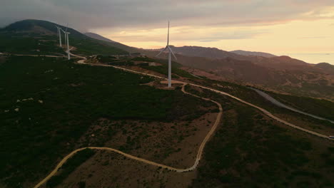 Vista-Aérea-Por-Drones-De-Una-Central-Eólica-Al-Atardecer-En-Tarifa,-España