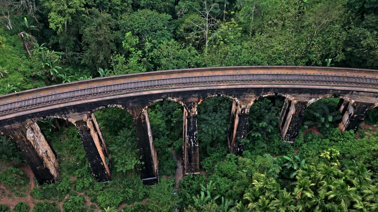 Splendido filmato aereo con drone del famoso Ponte dei Nove Archi a Ella, Sri Lanka