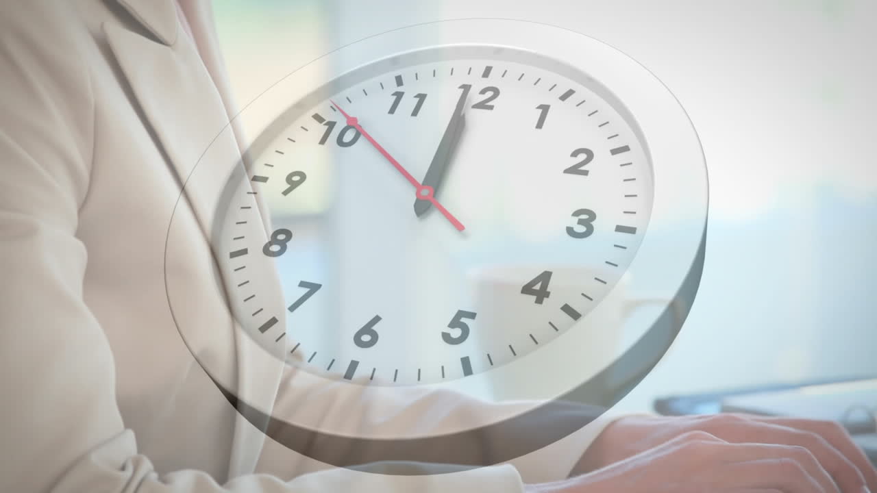 la mujer está trabajando en su computadora portátil en su oficina