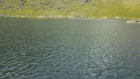 lago en la cima de una montaña en el distrito de los lagos