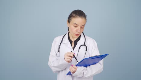 El-Médico-Que-Examina-El-Papeleo-Está-Pensativo.