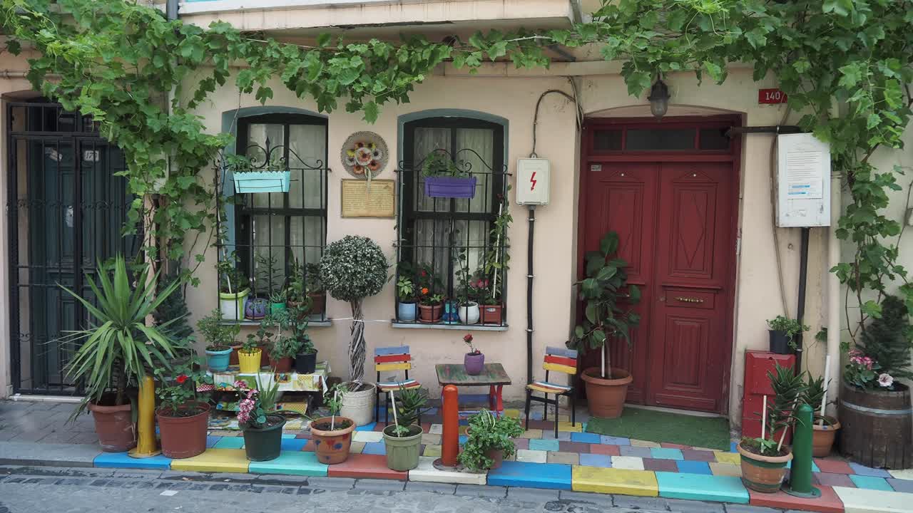 Casa colorata con fiori e piante