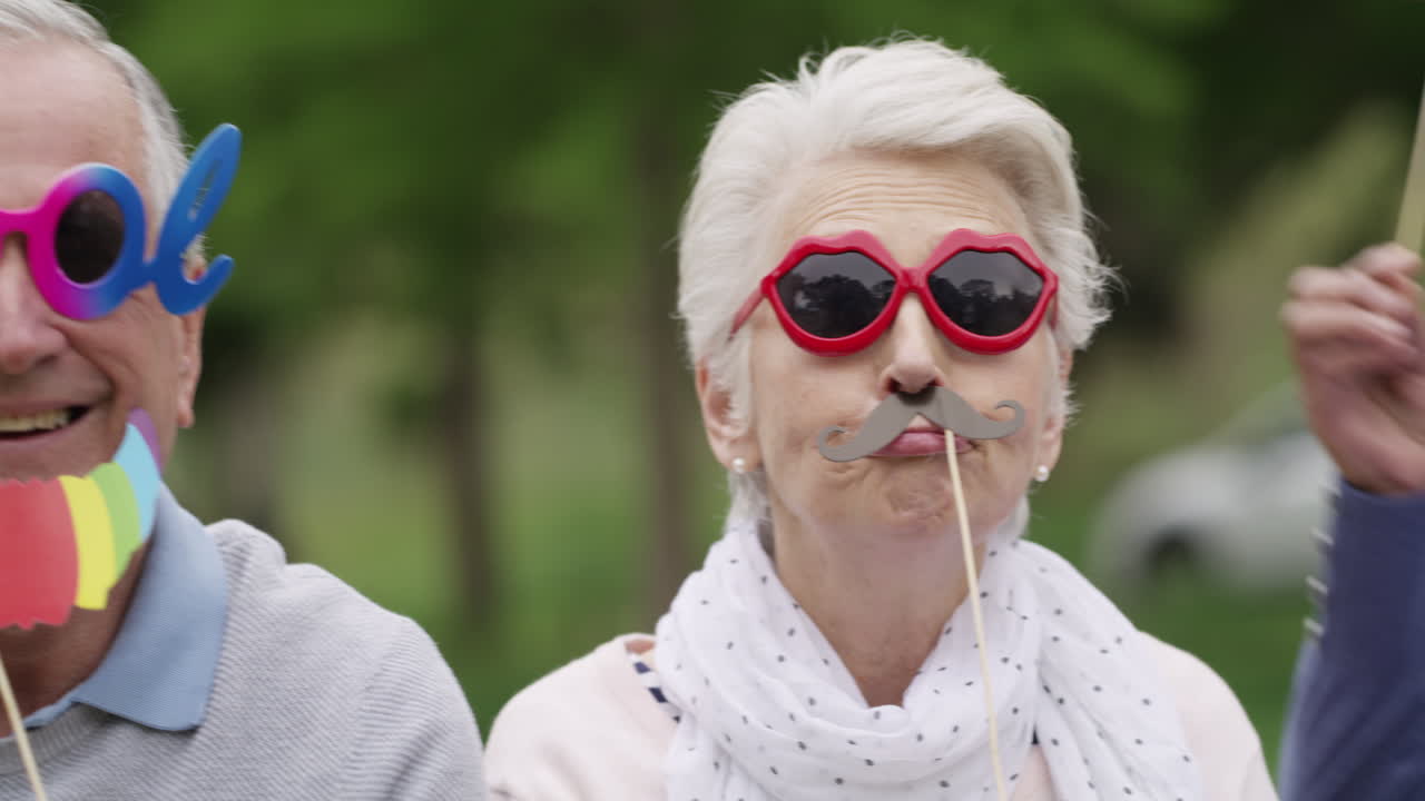 nada alimenta la juventud del alma como la diversión.