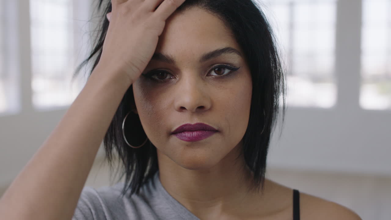 독립적 인 젊은 혼합 인종 여성의 포트레이트 심각 한 생각 카메라에 머리카락을 통해 손을 실행 강한 집중 강렬한 여성