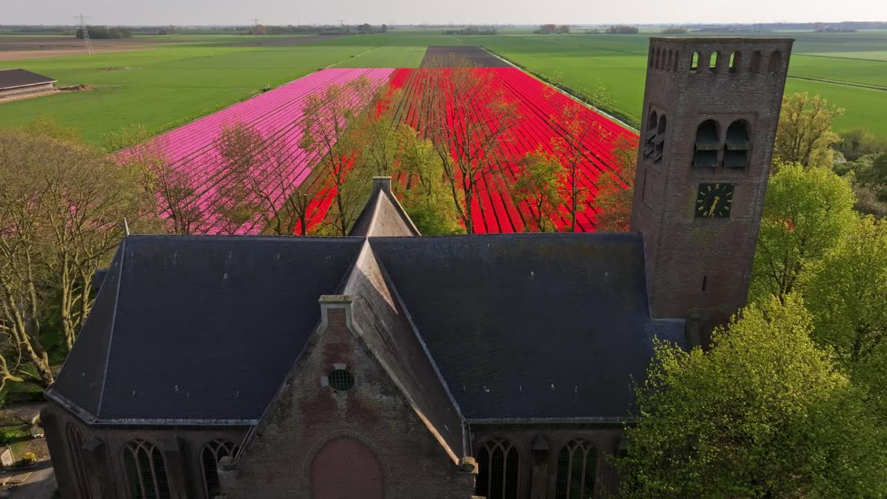 Flyfoto av den fredelige landsbyen Stompetoren mellom enger og kanaler