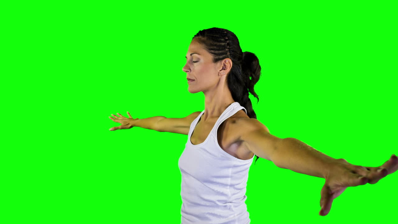 mujer haciendo yoga pantalla verde 04