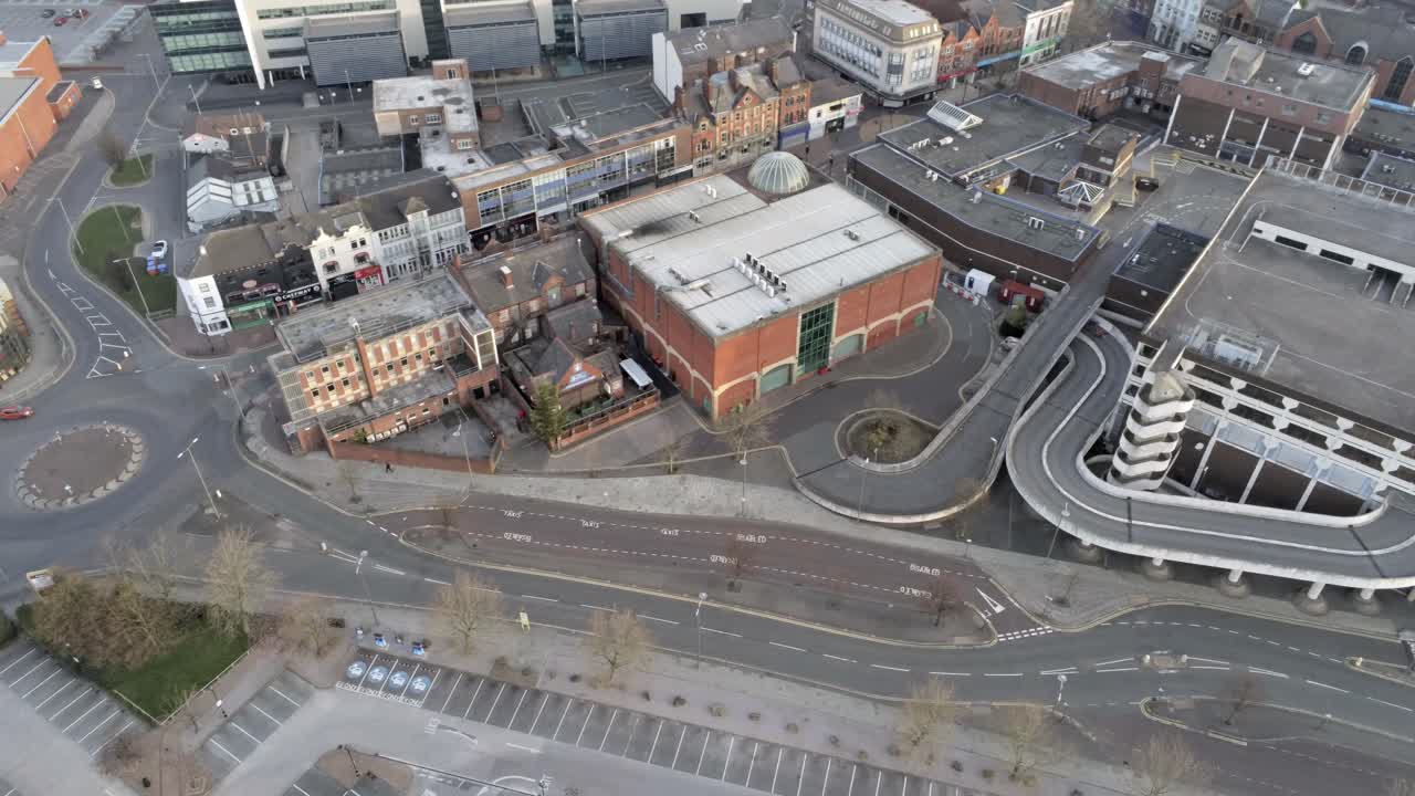 코로나 코로나 바이러스 폐쇄 공중 오버헤드 다운타운 빈 도시  왼쪽