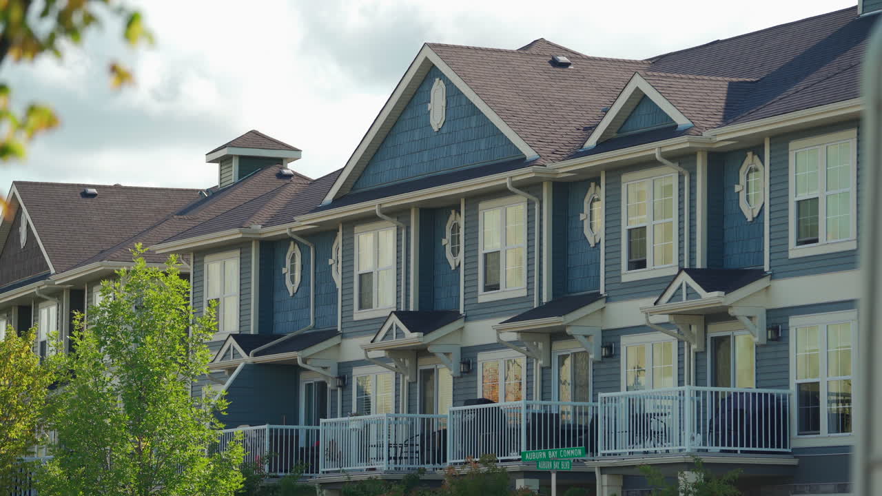 한낮에 콘도미니엄 건물 측면의 스틸 샷