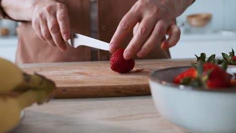 mujer cortando frutas