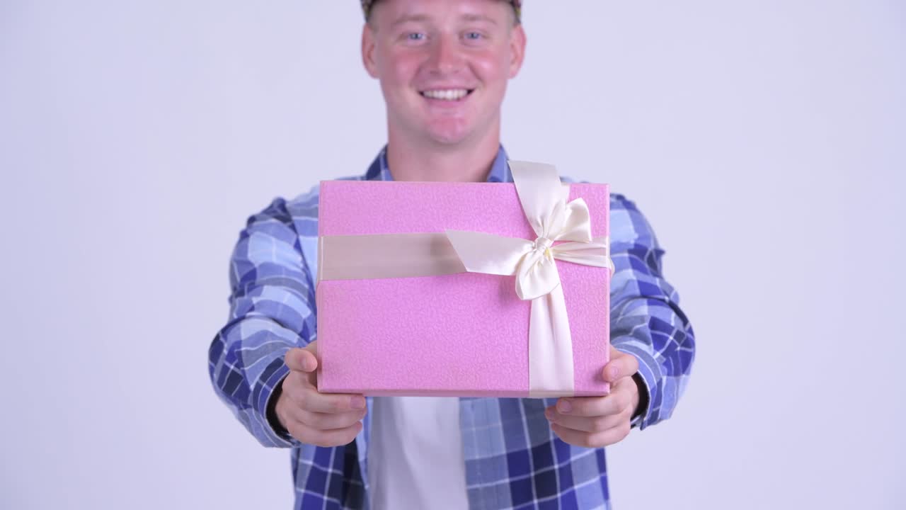 선물 상자를 가진 행복한 젊은 잘생긴 스터 남자