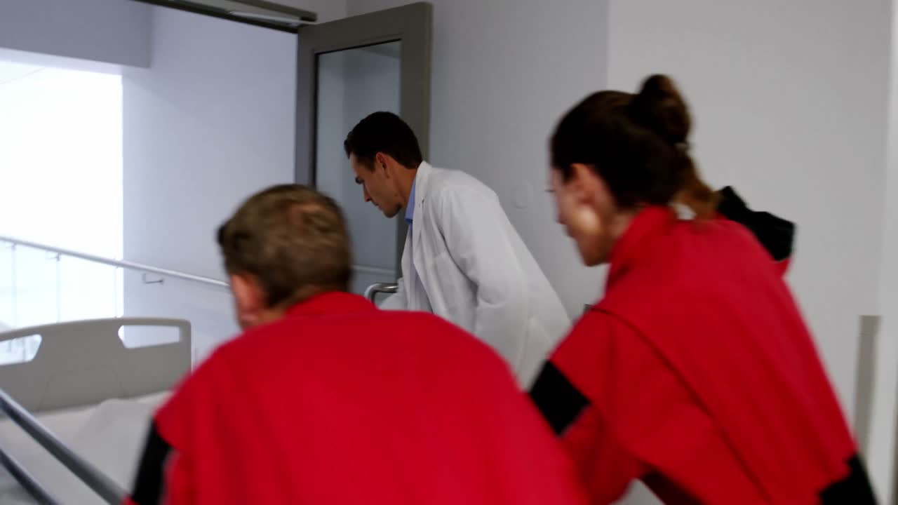 의사 와 구급대원 들 이 환자 를 응급실 로 돌려보내고 있다