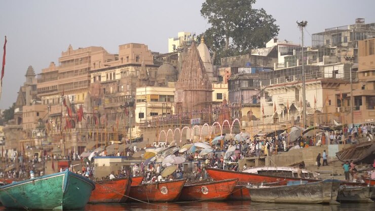Barques à rames amarrées au Dashashwamedh Ghat