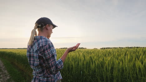 Mujer-De-Negocios-Agrónomo-Hablando-Por-Teléfono-Cerca-Del-Campo-De-Trigo