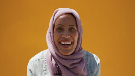 Mujer-Joven-Usando-Hijab-En-La-Ciudad