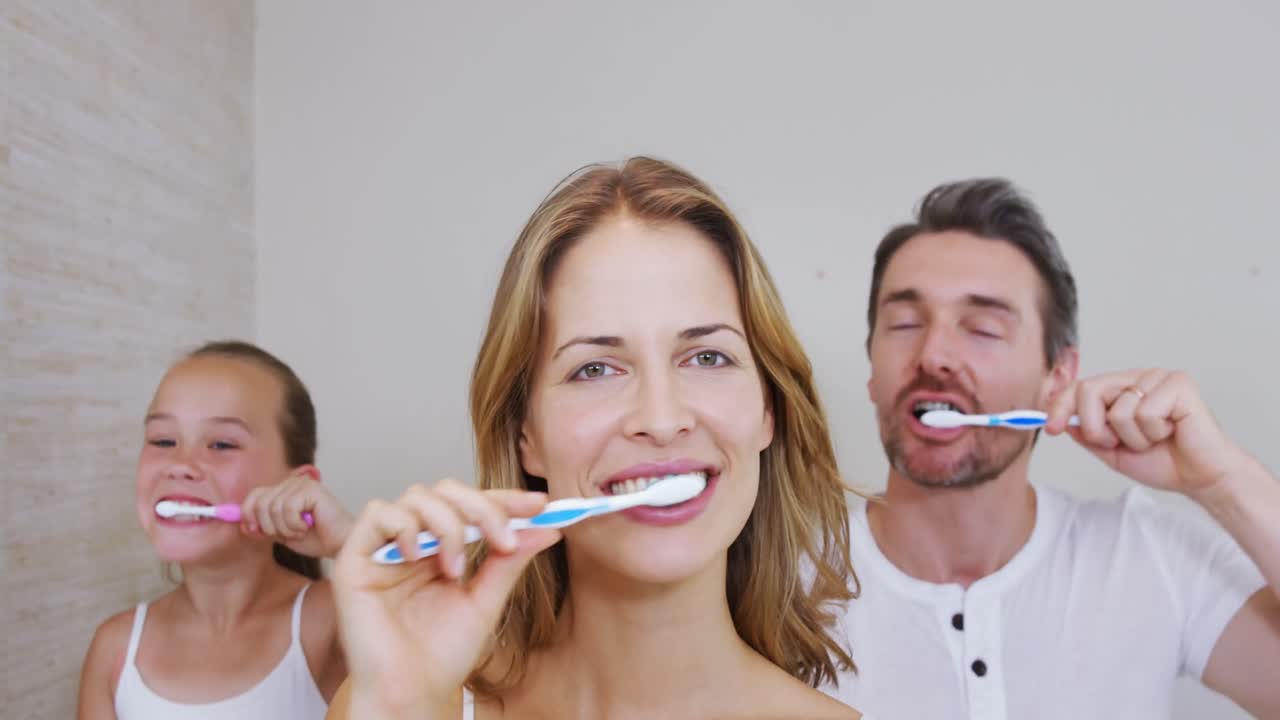 familia feliz cepillándose los dientes
