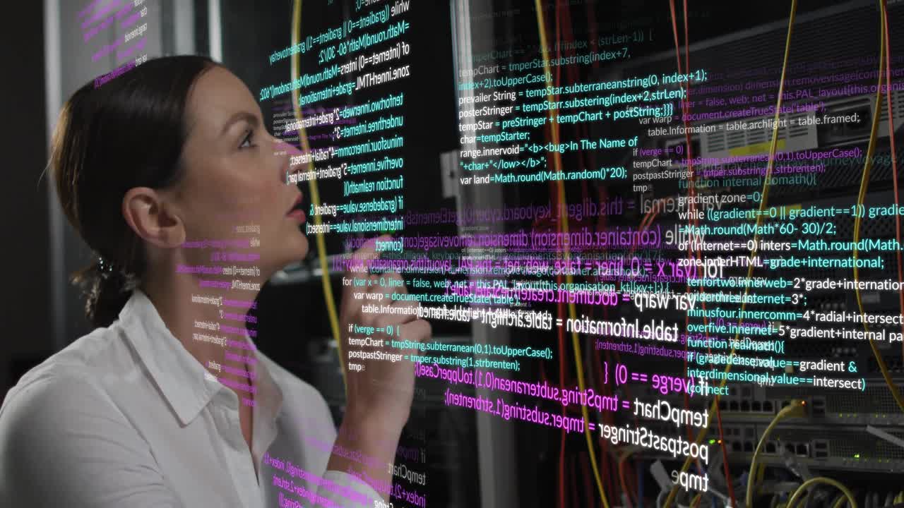 Specialista IT che esamina un rack di server e attiva una sovrapposizione di codice AR mentre seleziona le funzioni di rete.