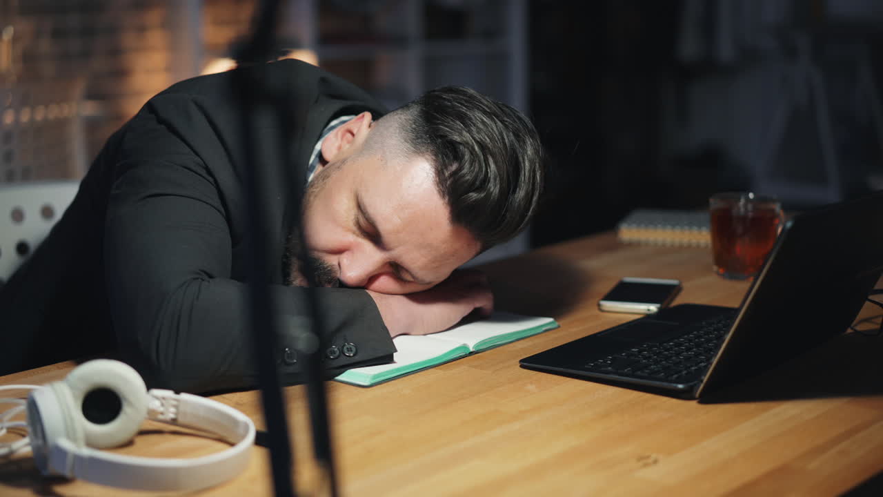 지친 사업가 가 책상 에서 잠을 자고 있다