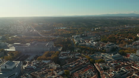 Vorwärts-Fliegen-über-Den-Historischen-Teil-Der-Stadt-Mit-Sehenswürdigkeiten.-Königliches-Theater-Und-Königlicher-Palastkomplex.