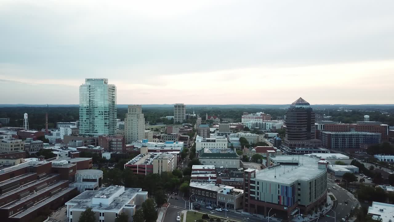 Ripresa aerea grandangolare con zoom in sullo skyline di Durham, Carolina del Nord