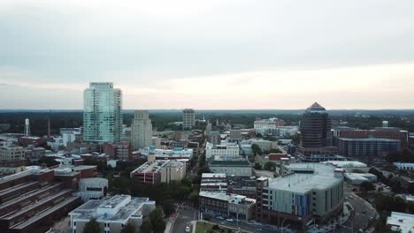 Weitwinkelaufnahme-Aus-Der-Luft,-Vorstoß-In-Die-Skyline-Von-Durham,-North-Carolina