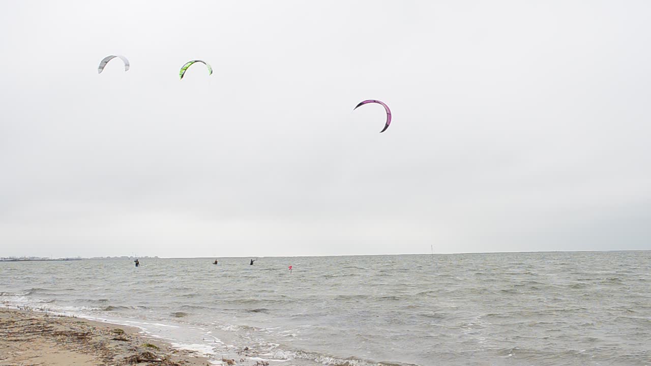 Sails and bends. Sea and wind