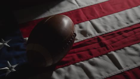 tiro de estudio de iluminación de bajo perfil de fútbol americano en la bandera de barras y estrellas 9