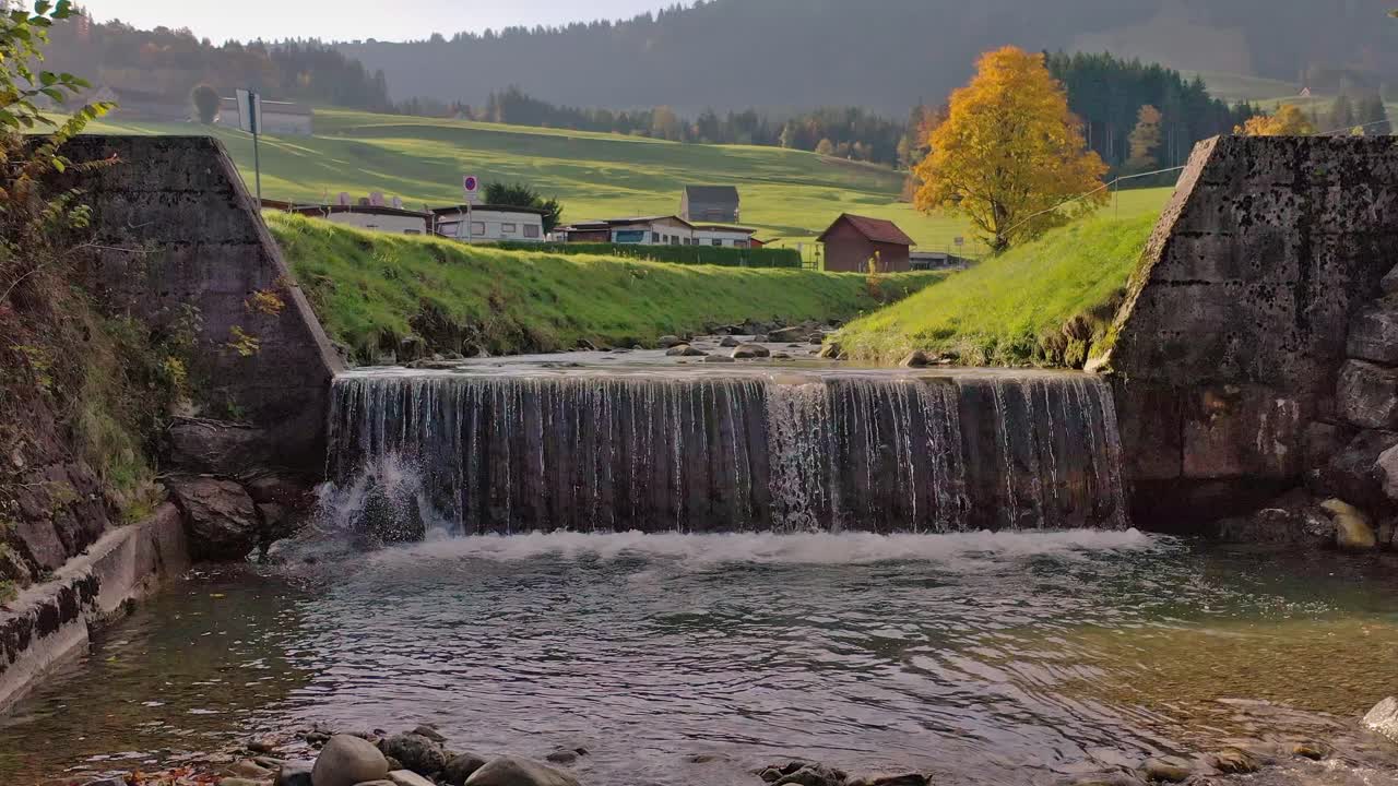 río que fluye por la montaña y las colinas alrededor del kronberg en appenzell en suiza