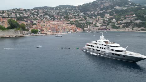 Superyate-Amarrado-En-Villefranche-sur-mer-Francia-Drone,-Aéreo,-Vista-Desde-El-Aire