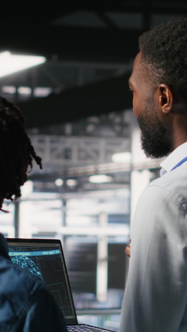 Video verticale. Team di ingegneri di data center che esegue manutenzione su sistemi che gestiscono attività di intelligenza artificiale.