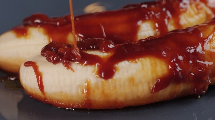 Banane alla griglia con salsa al caramello e cocco, dessert thailandese