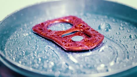 la tapa de la lata de soda de aluminio de refresco con hielo da la vuelta al círculo.