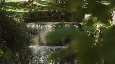 Wasserfall-In-Einem-Park-An-Einem-Sonnigen-Tag