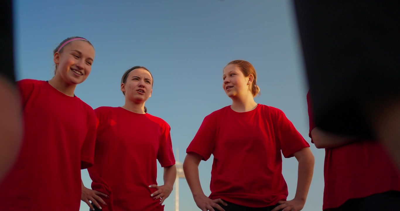 Jovem Time de Futebol Feminino Reunindo-se no Campo