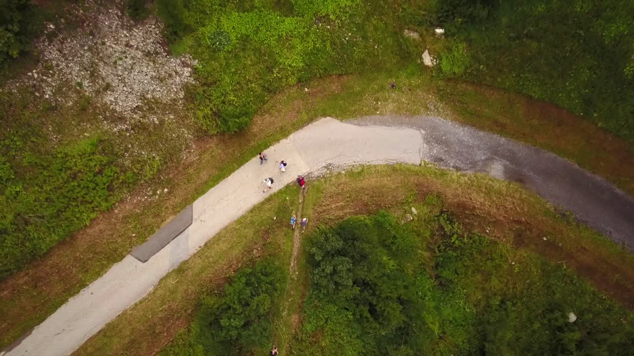 camino en la naturaleza, alpes suizos, en la montaña