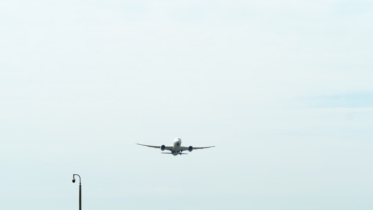 태국 에 있는 공항 에서 푸른 하늘 과 구름 을 드러내고 이륙 하고 있는 비행기 의 아래쪽 에서 찍힌 사진