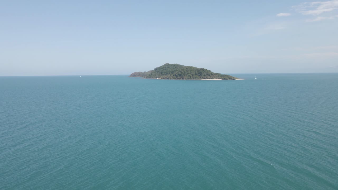 호주 qld에 있는 산호해의 아름다운 푸른 물 속에 스내퍼 섬의 먼 전망