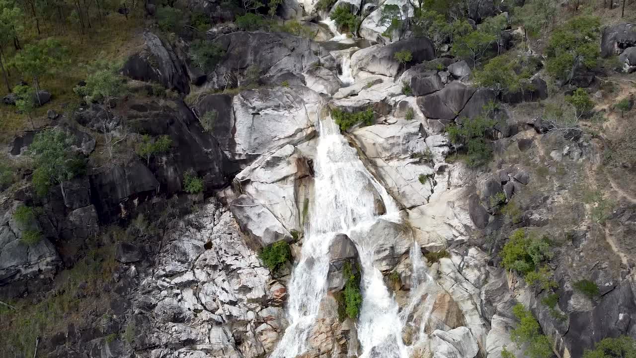 vista aérea de las cataratas de emerald creek con agua cayendo en cascada por la pared rocosa
